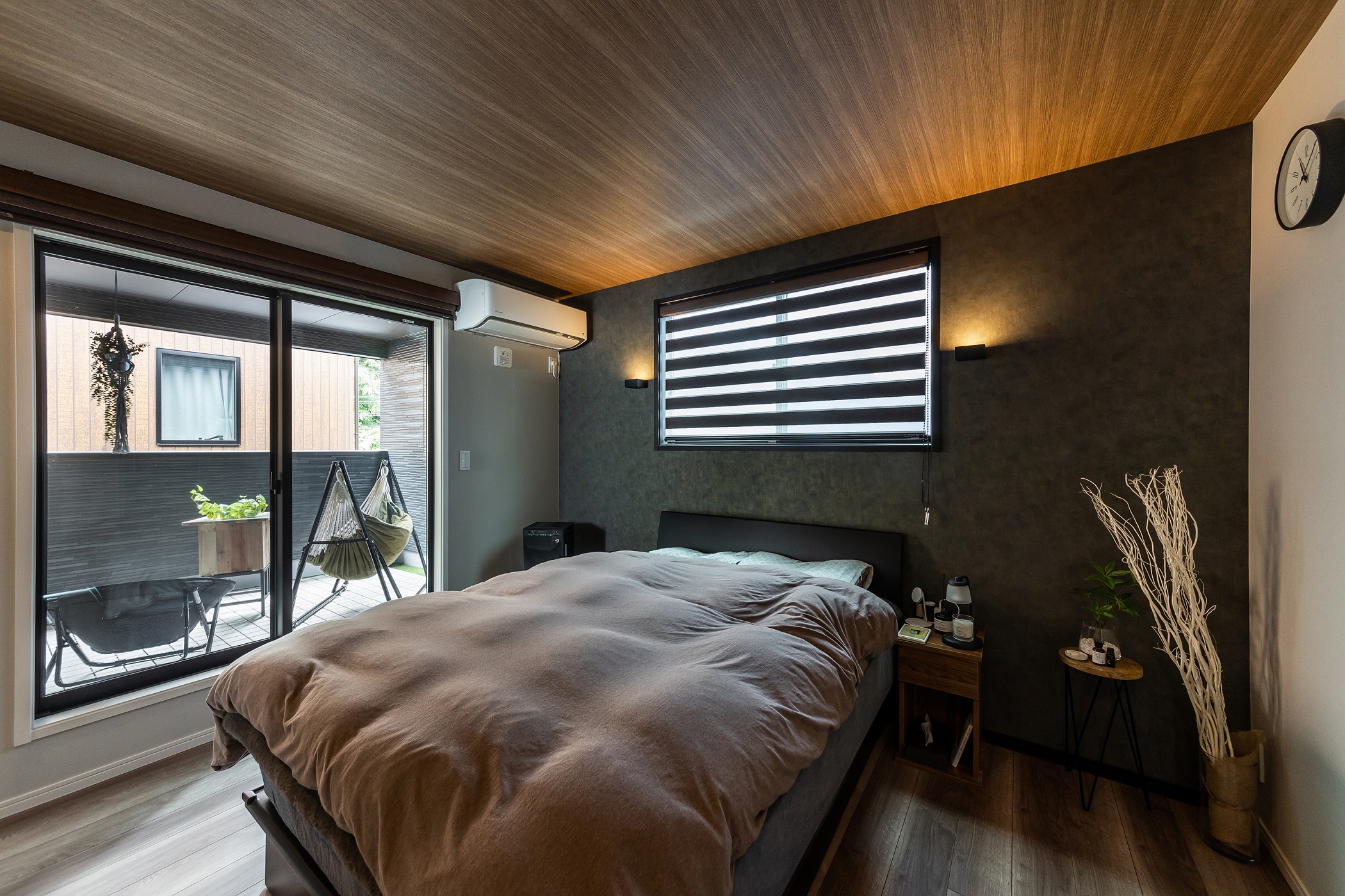 落ち着いた雰囲気の寝室は、壁面のブラケットライトの光が天井を照らし、くつろぎの空間を演出してくれます。