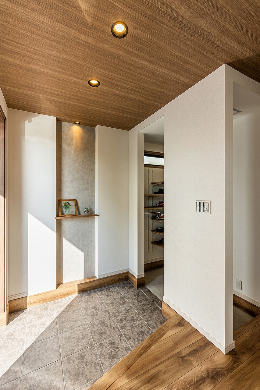 広々とした玄関はシンプルでありながら洗練された空間になっています。<br />
壁の一部にニッチ棚を設置することで、空間に変化が生まれ、玄関周りをモダンでおしゃれな場所に仕上げています。