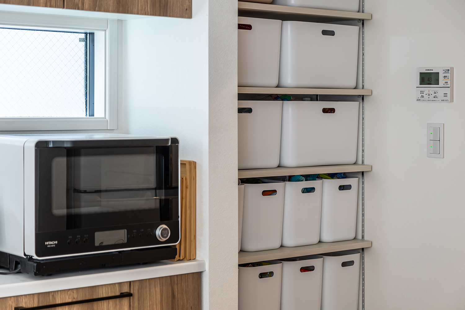 キッチン横の収納スペースには、可動棚を設置しました。棚の高さを調整し、効率的に収納することができます。