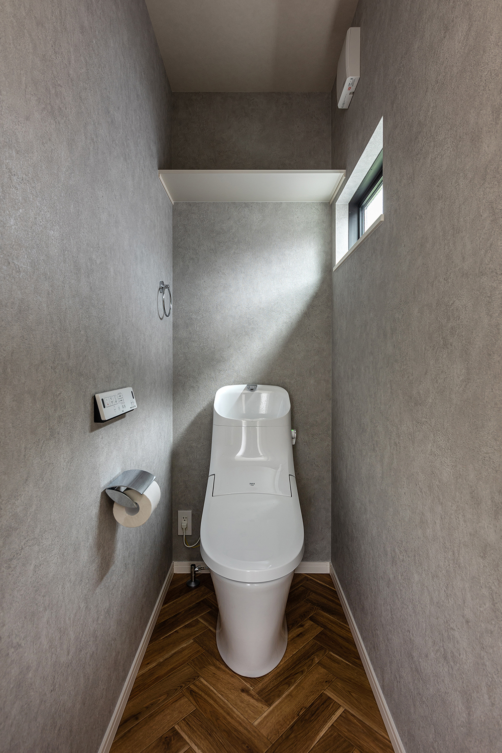 2ヶ所あるトイレは、どちらもスタイリッシュで大人オシャレな空間に仕上げました。<br />
高窓からは明るい光が差し込みます。<br />
