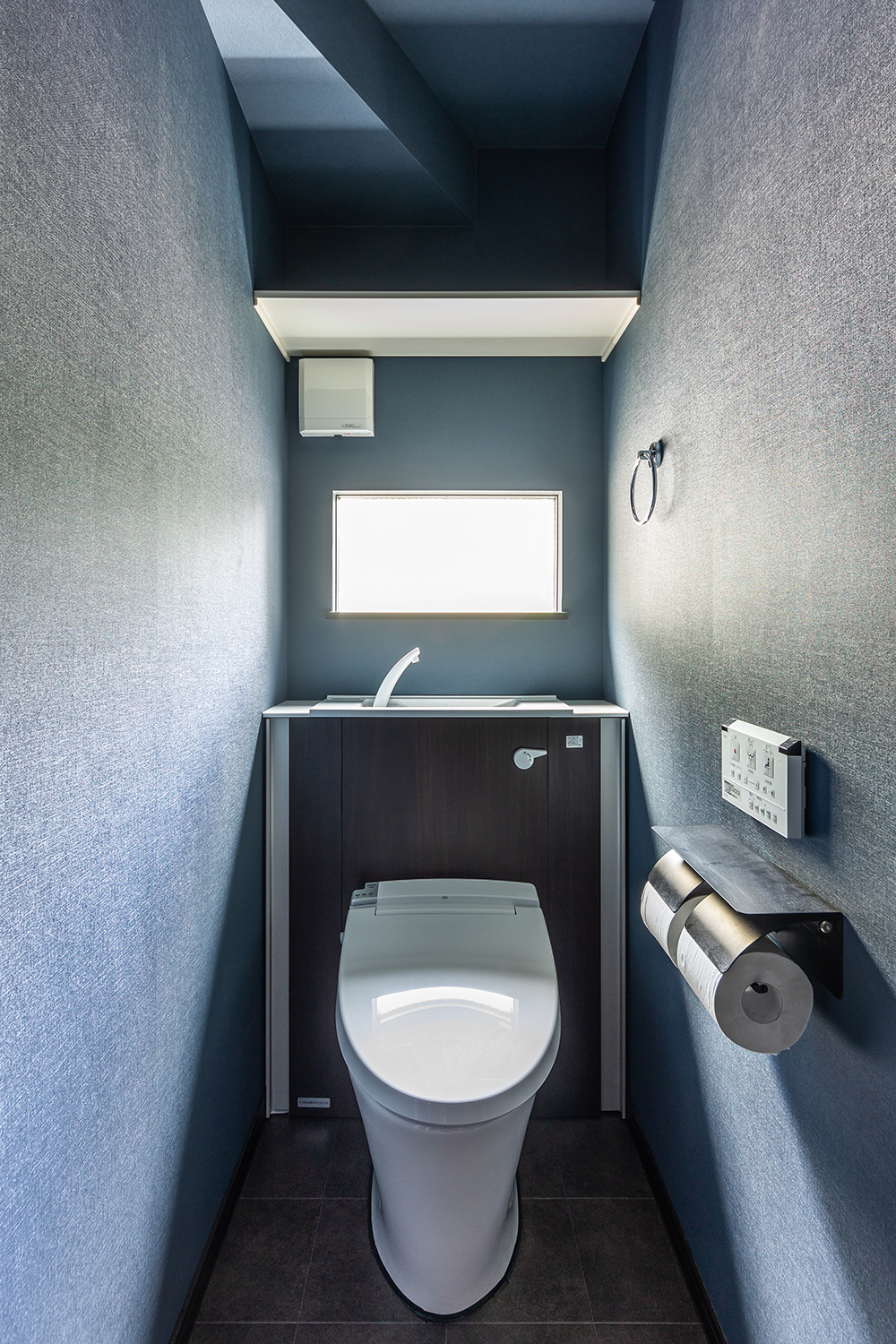 明るい光が差し込むトイレ。<br />
収納キャビネットがあるため、トイレ用品をコンパクトに収納することができます。<br />
