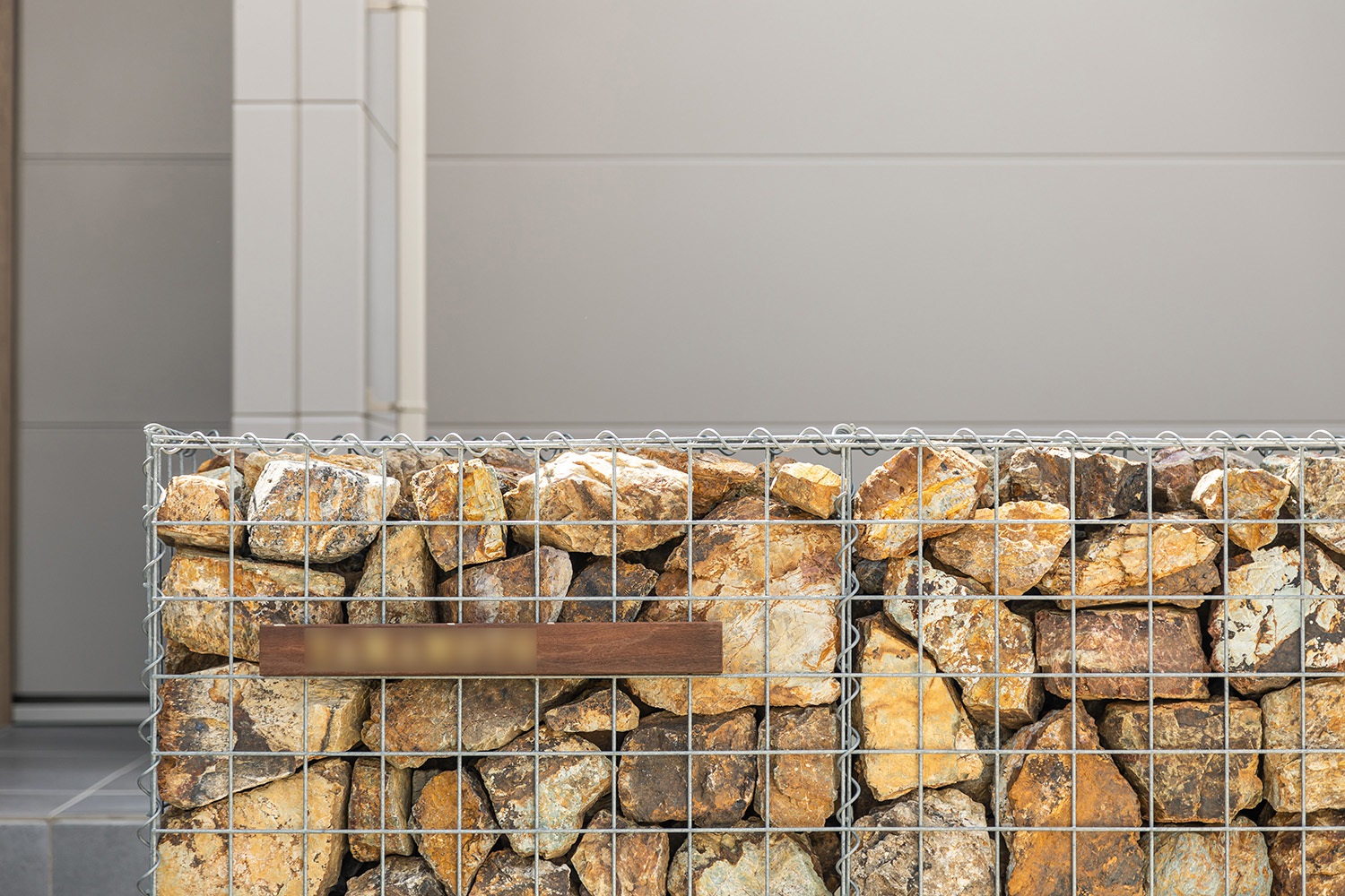 門塀には独特の抜け感を持つガビオンを採用。自然石の素材をそのまま活かすことで、味わい深く、他とはひと味違った外構デザインを実現しました。