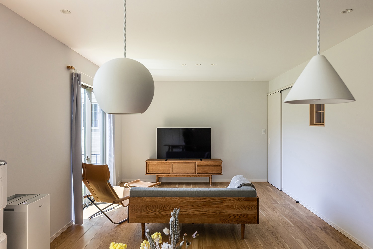 明るく居心地の良いリビング。<br />
ソファで寛ぎながらグリーンの芝生を眺めていると、自然とリラックスした気持ちに。<br />
