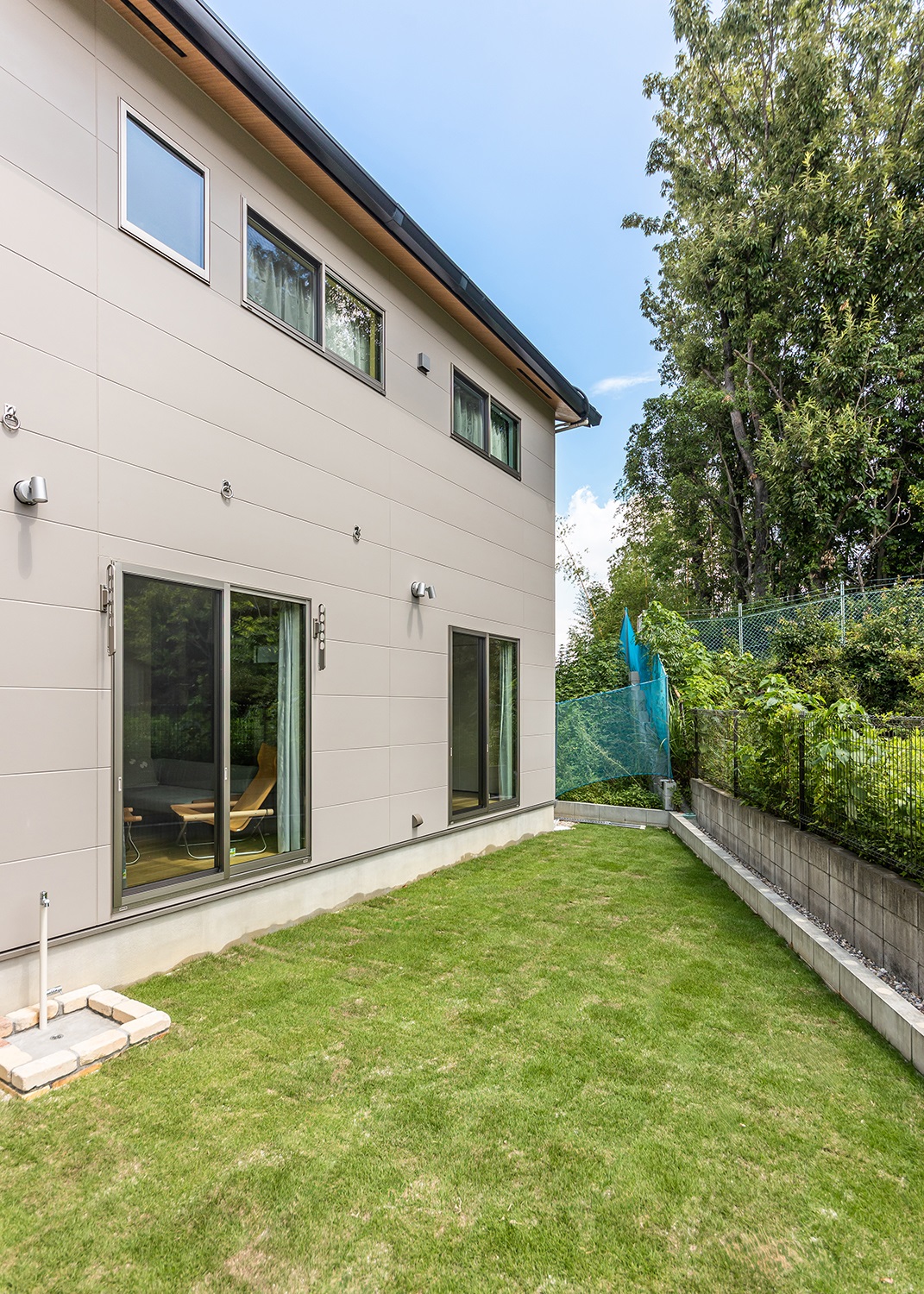 LDKに面した庭には、美しいグリーンの芝が広がっています。<br />
レンガで囲った立水栓が良いアクセントに。