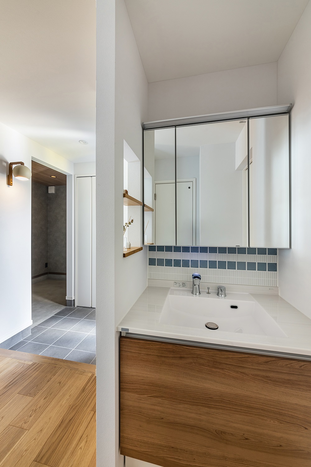 玄関ホール横に設置したタイルをあしらった洗面台。<br />
帰宅時にすぐ手を洗うことができ、来客時にも便利です。