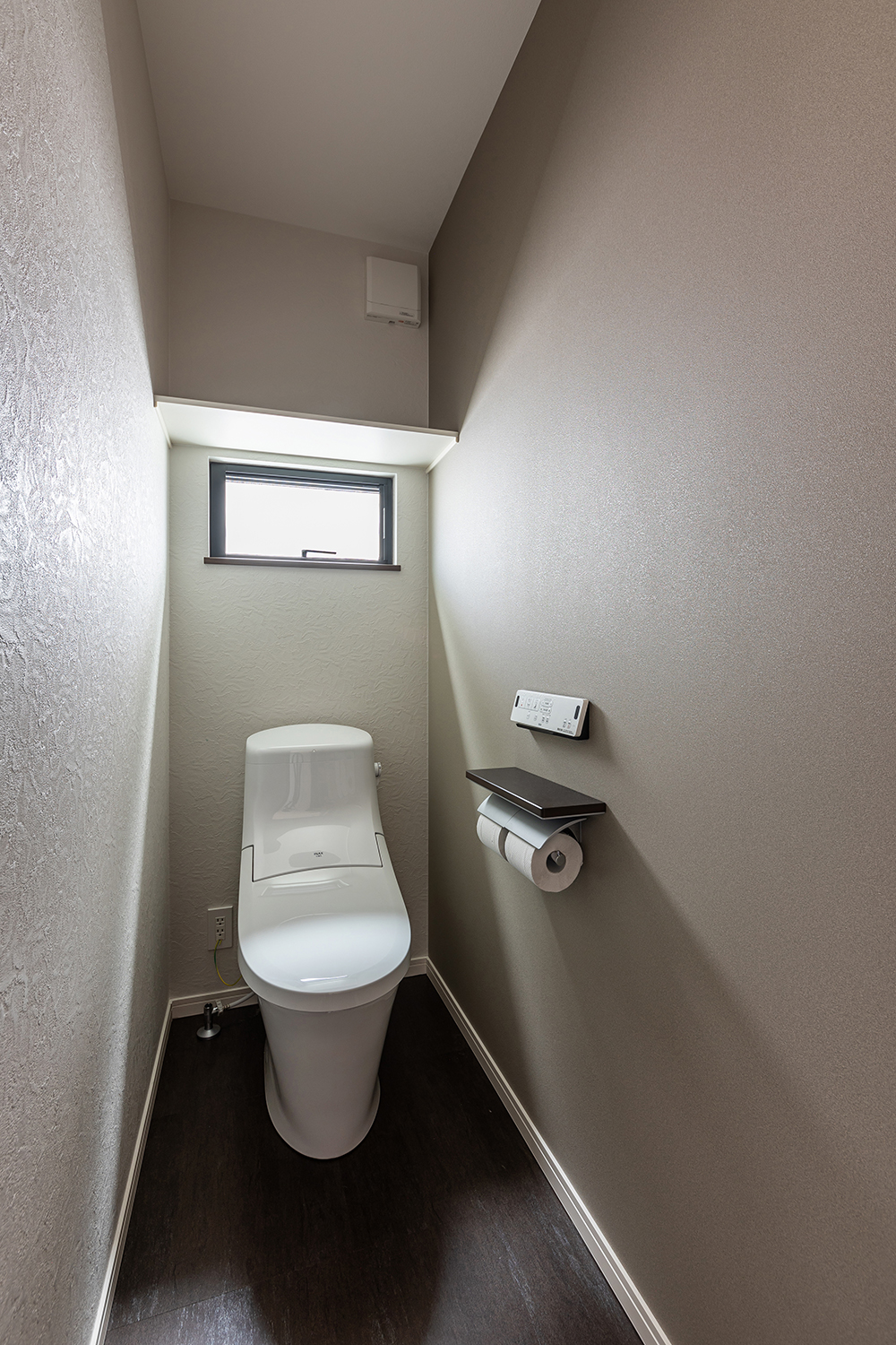 明るい光が差し込むトイレ。<br />
どちらもモダンで高級感のある空間に仕上げました。<br />
