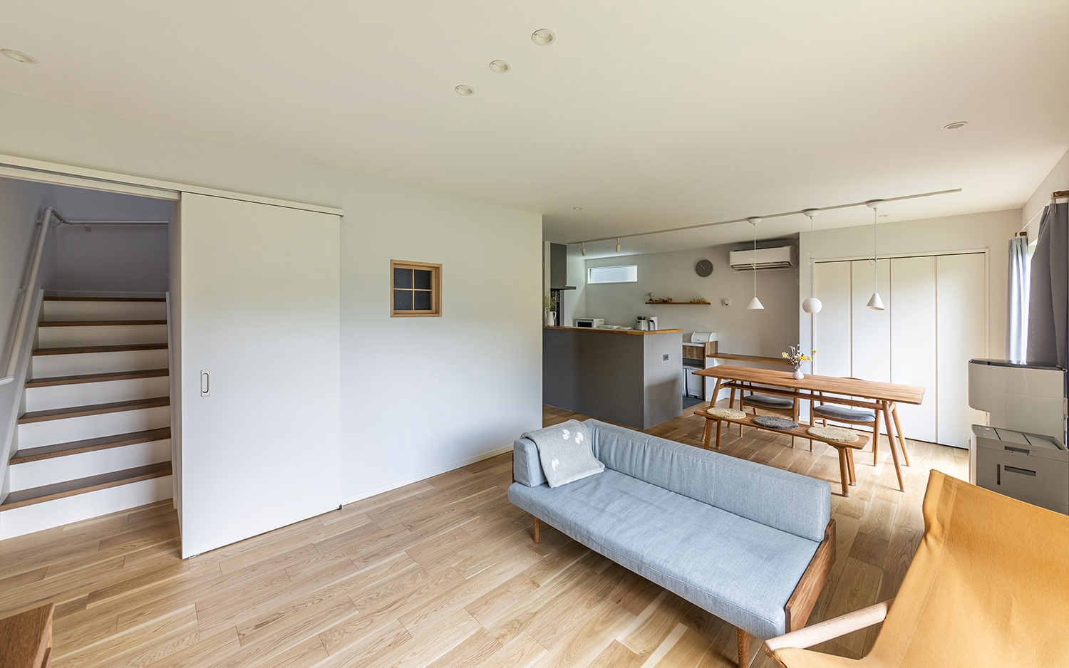 ナチュラルで木の温かみを感じるLDK。<br />
南側の窓から差し込む優しい光が、空間全体を優しく包み込みます。