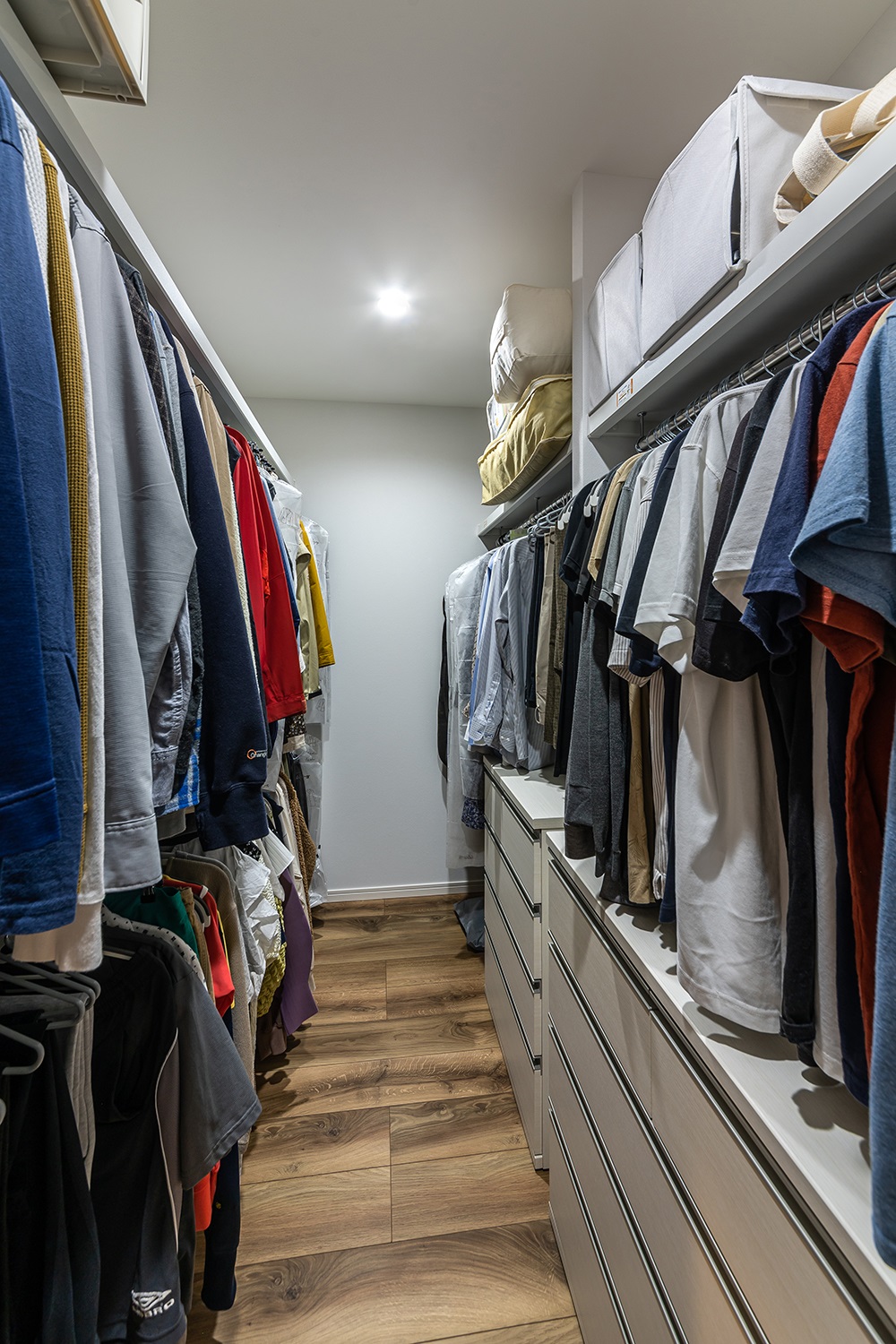 3.5帖のWIC。ハンバーパイプと棚を組み合わせ、充実した収納スペースを実現しました。<br />
スッキリと整理整頓された収納空間は、日々の生活にゆとりをもたらしてくれます。