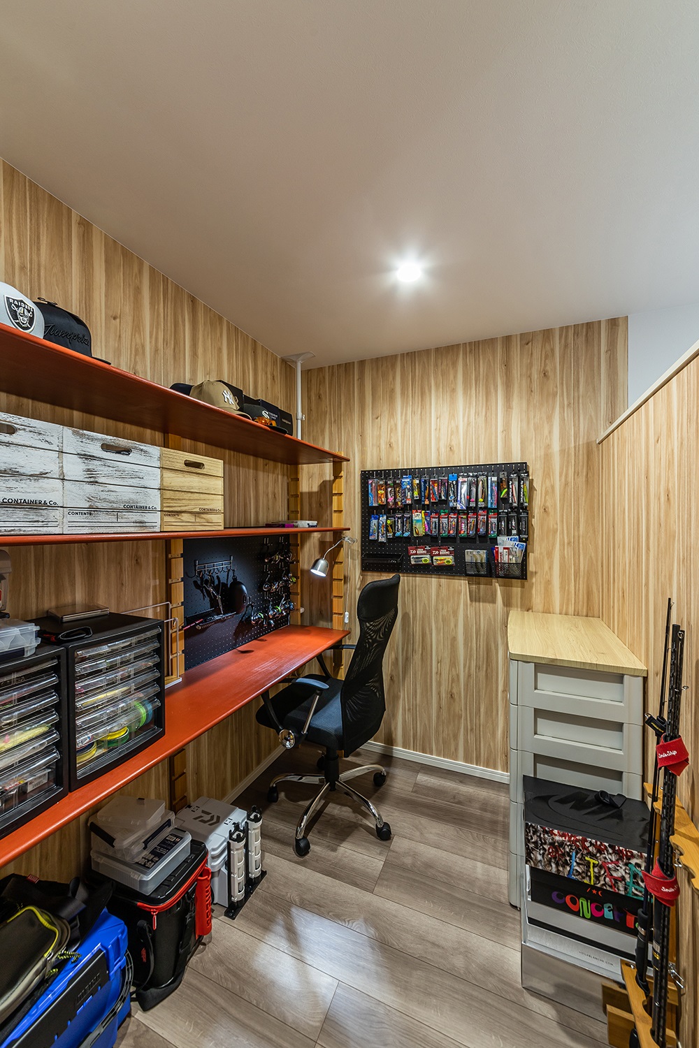 釣り道具がたくさん置かれたワークスペース。<br />
木目調のアクセントクロスを全面に貼り、ナチュラルで癒される空間に仕上げました。<br />
