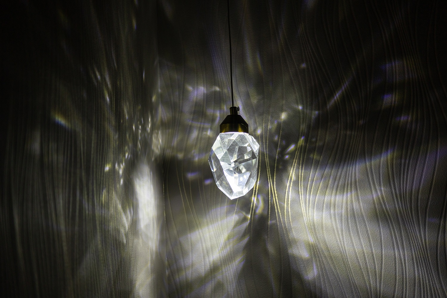 ペンダントライトが光り輝く高級感のあるトイレ。<br />
美しく上品な先が、空間をよりきらびやかに魅せてくれます。<br />
