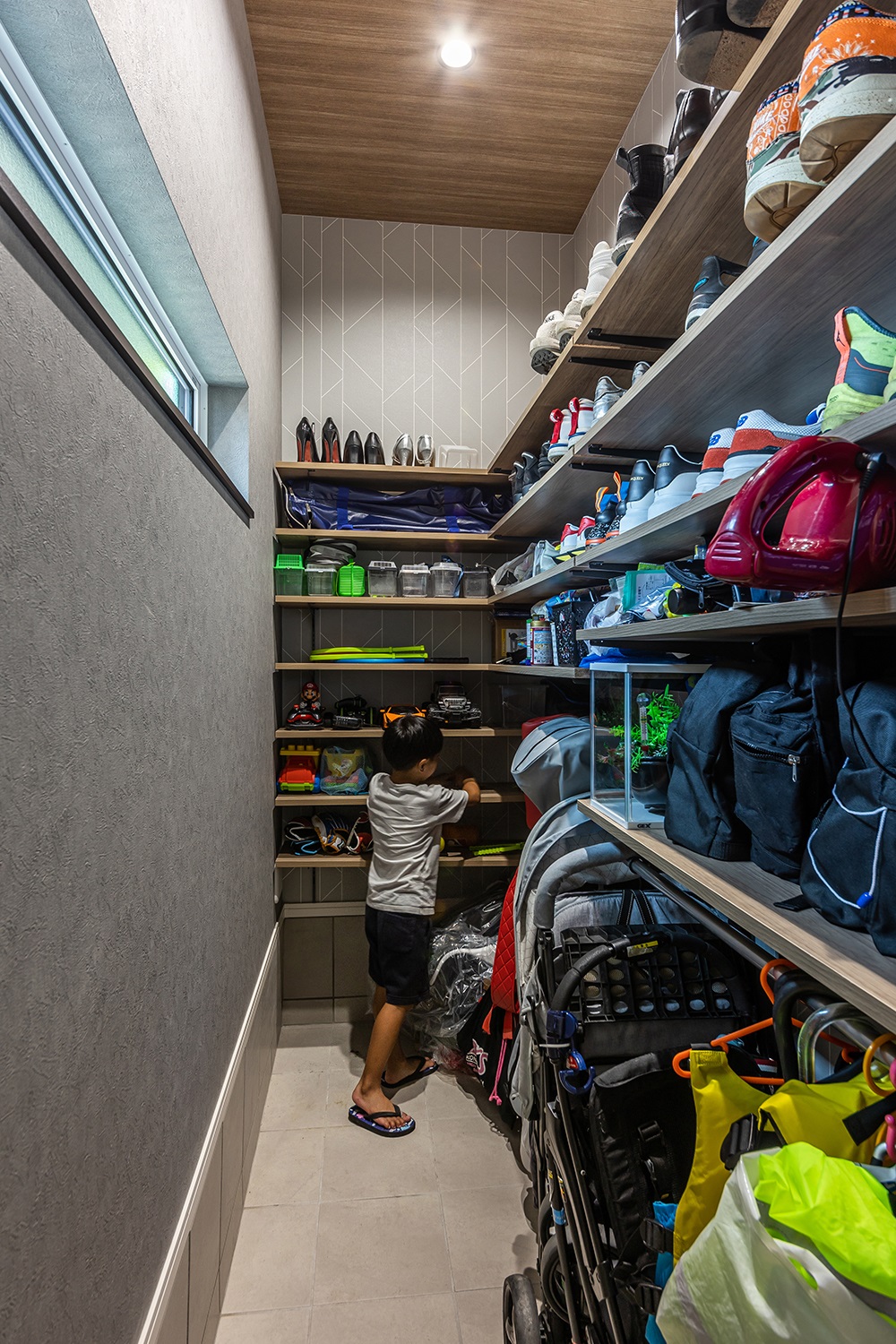 使い勝手の良いハンガーパイプの可動棚が魅力的なシューズクローク。<br />
靴だけではなく、カバンやベビーカー、お子様のおもちゃなども豊富に収納できます。<br />
必要なものをさっと取り出せるので、外出時の時間が短縮でき、片付けも楽々です。