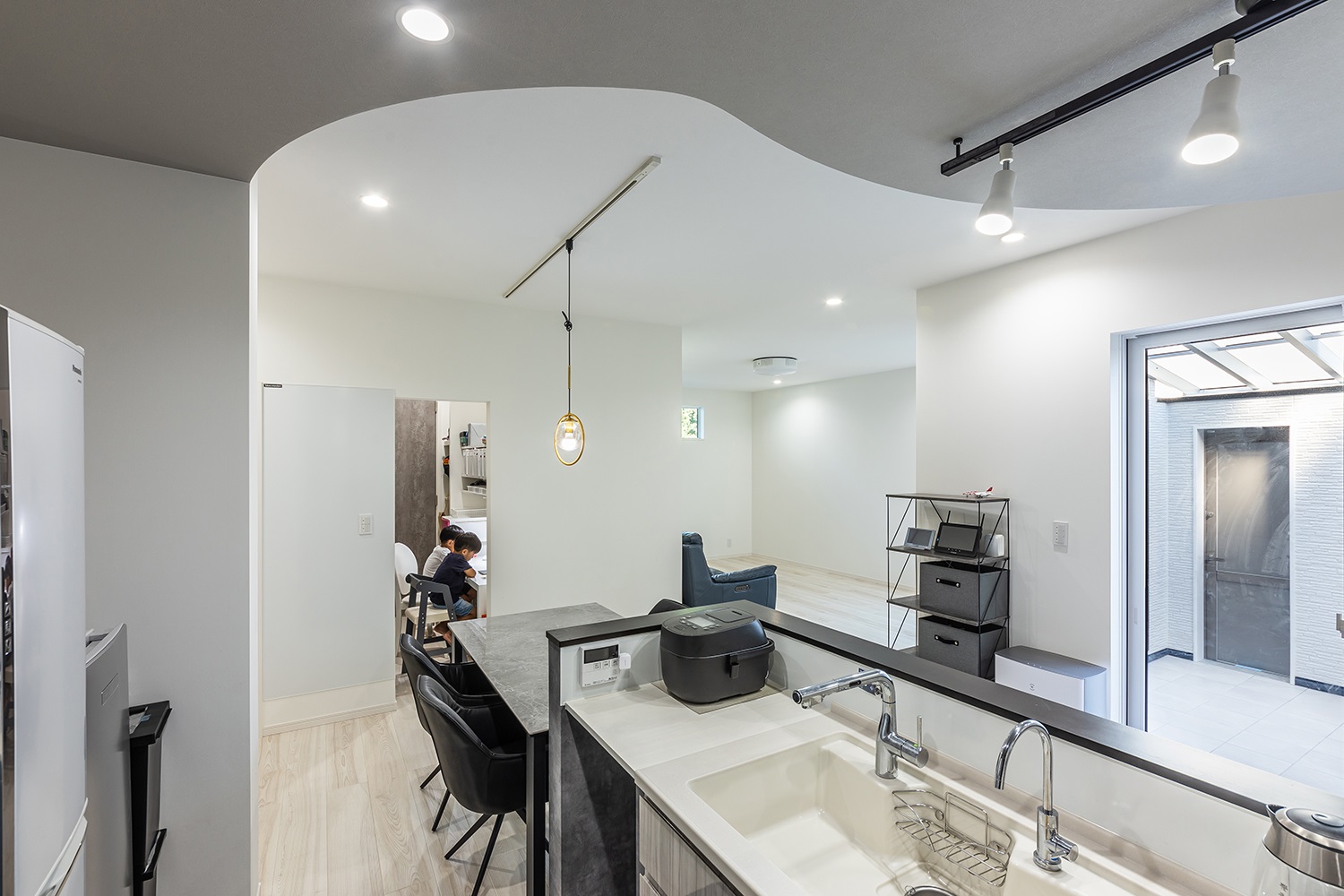 曲線の下がり天井が目を惹くLDK。<br />
インテリアをモノトーンで統一し、落ち着きのあるホテルライクな雰囲気に。<br />
