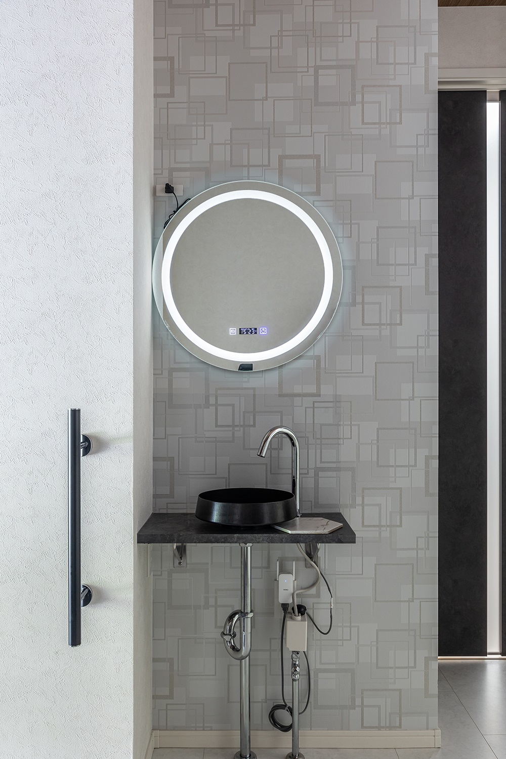 玄関ホール横にはコンパクトな手洗い器を設置しました。<br />
帰宅後すぐに手洗いができ、来客時にも活躍してくれます。