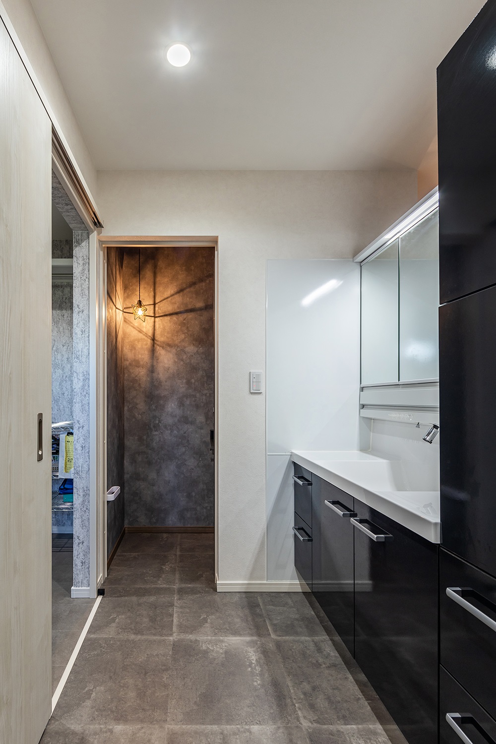 洗面室は、モノトーンで統一しスタイリッシュに仕上げました。<br />
収納スペースが豊富な洗面台は、洗面用品をすべて収納することができ、洗面台周りをいつでもスッキリとした状態に保つことができます。<br />
