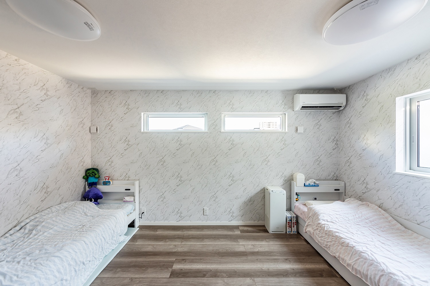 ナチュラルモダンな子供部屋は、将来お子様一人ずつの部屋にすることを想定し、部屋の真ん中を仕切ることができる設計にしました。<br />
また窓とコンセントも、一人ずつの部屋に分けられるよう設置しています。<br />
