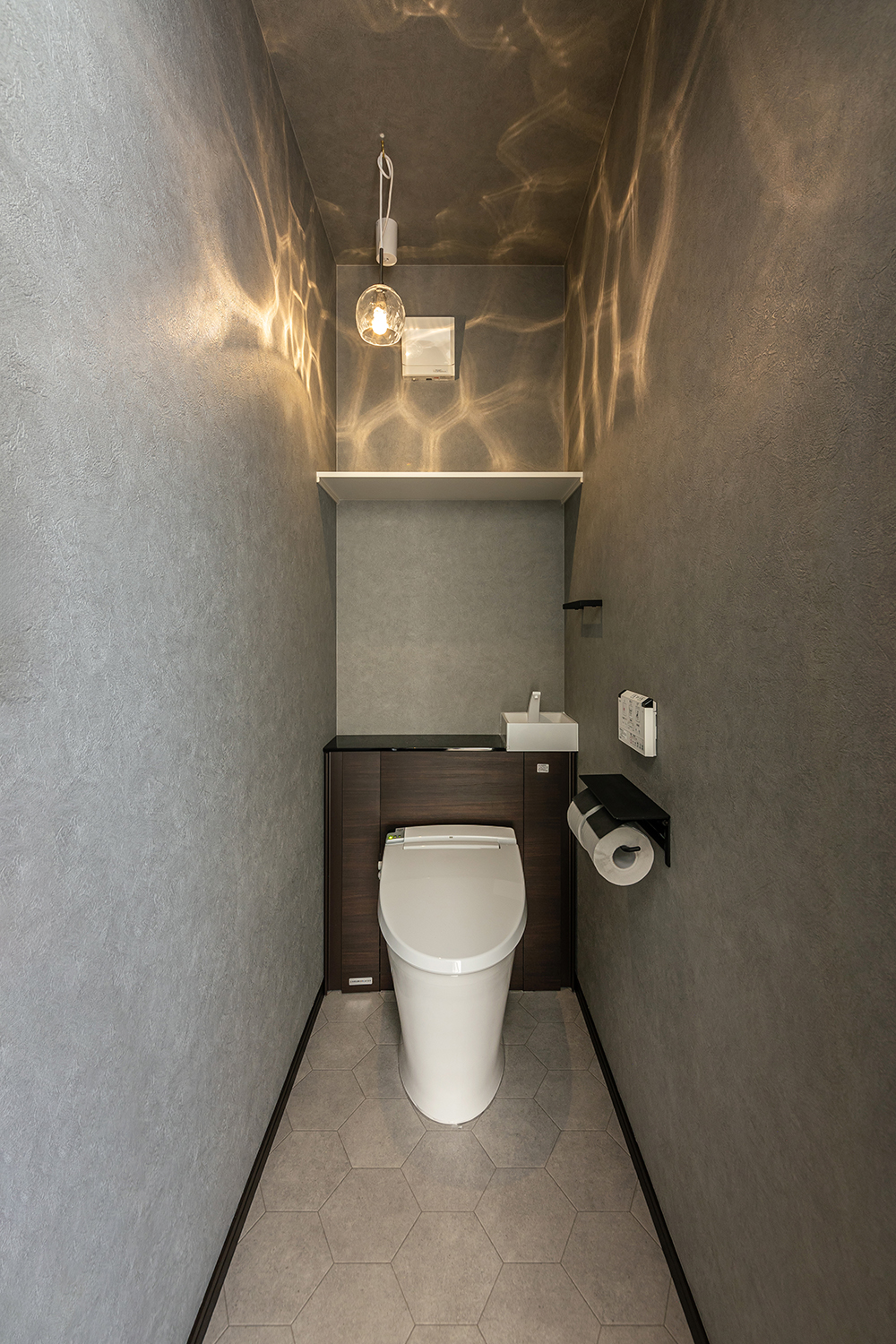 キラキラと輝くライトが目を惹くトイレ。<br />
キャビネット付きのスッキリとしたデザインと豊富な収納力が魅力です。<br />
