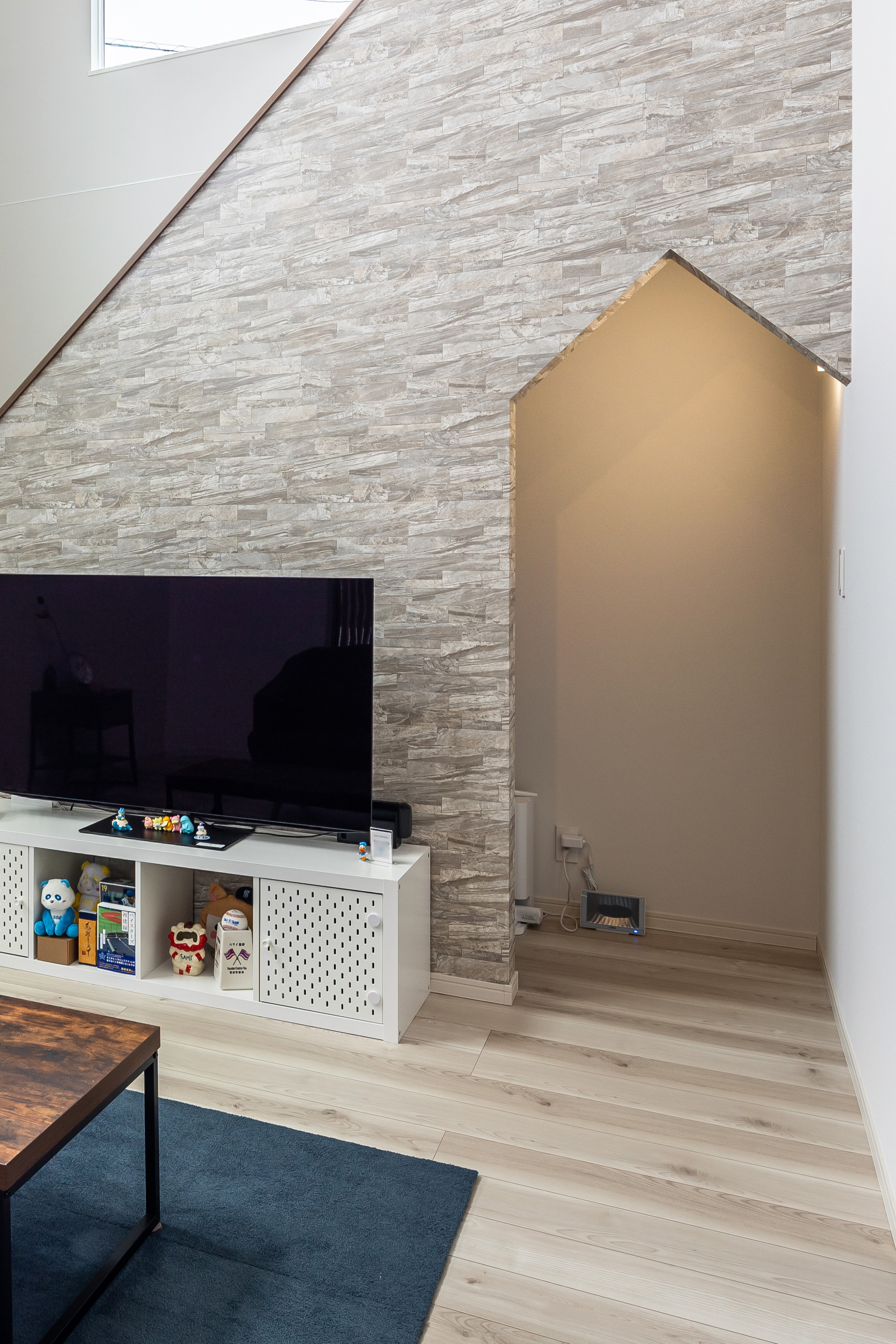 階段下には三角垂れ壁の入り口が特徴的な階段下収納を設置。<br />
遊び心とモダンな雰囲気をプラスした特別な空間に仕上がりました。