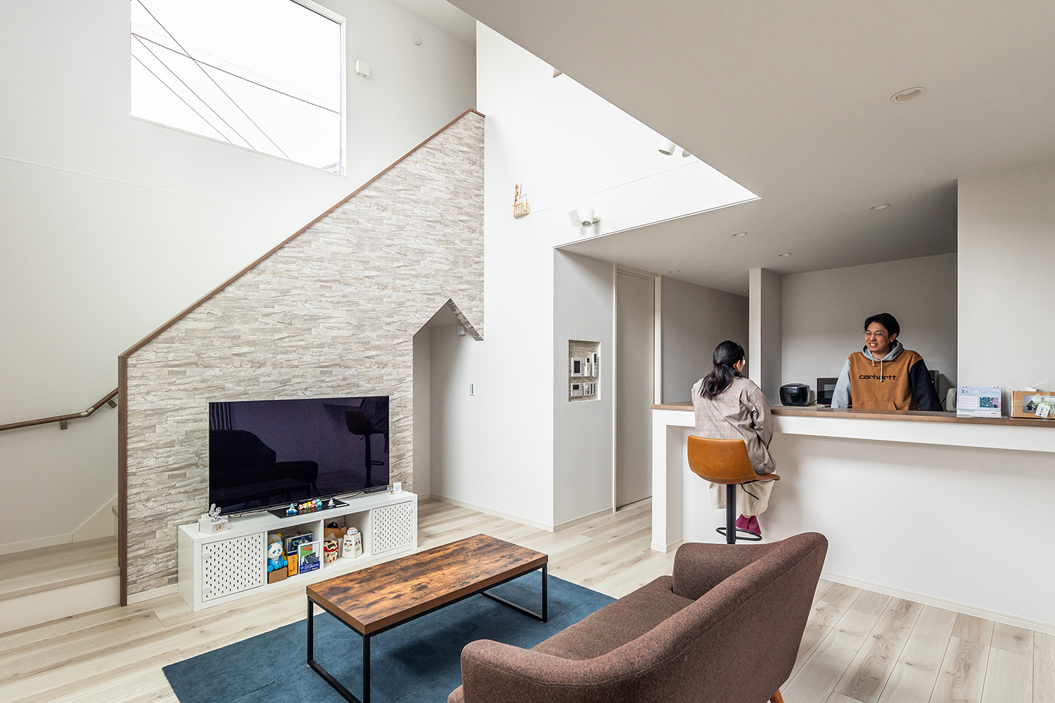 料理も会話も楽しくなるオシャレなキッチンカウンター。<br />
キッチンカウンターをテーブルとして活用することでスペースを有効に使え、配膳や片付けも楽々です。<br />