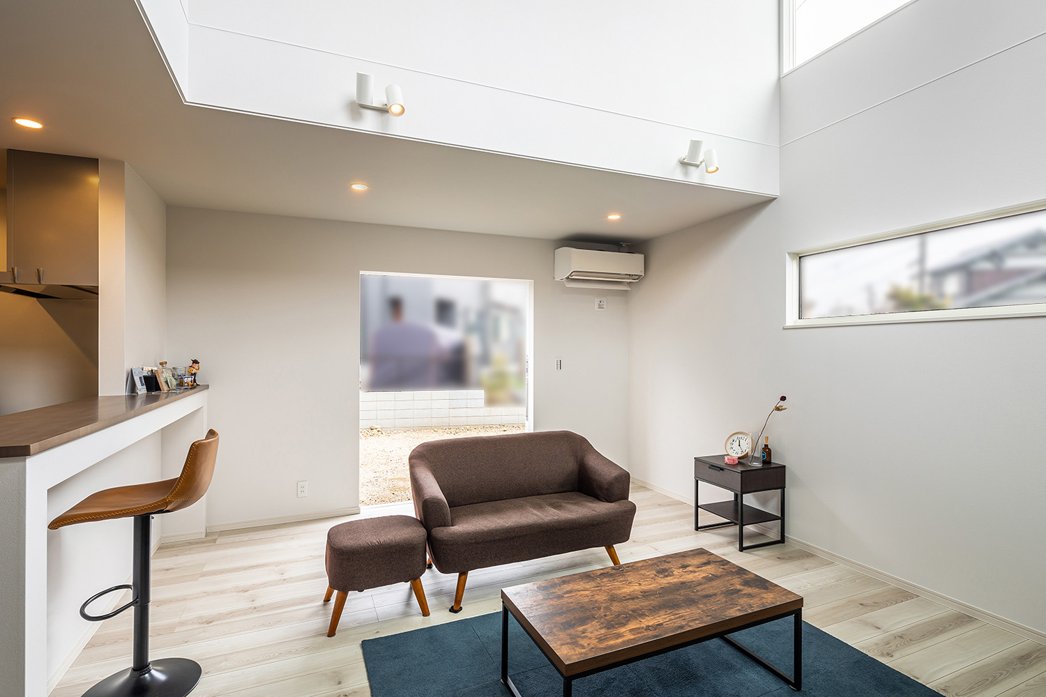 外とつながる大開口のスライディング窓。<br />
障子をFIX窓に引き込んでいる為、まるで窓が存在しないような開放感を実感できます。