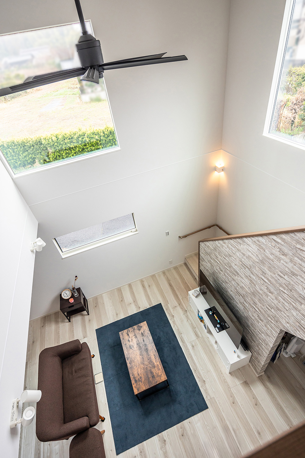 開放的な吹抜け窓が広々とした空間を演出するLDK。<br />
優しい光に包まれた心地よい空間が誕生しました。