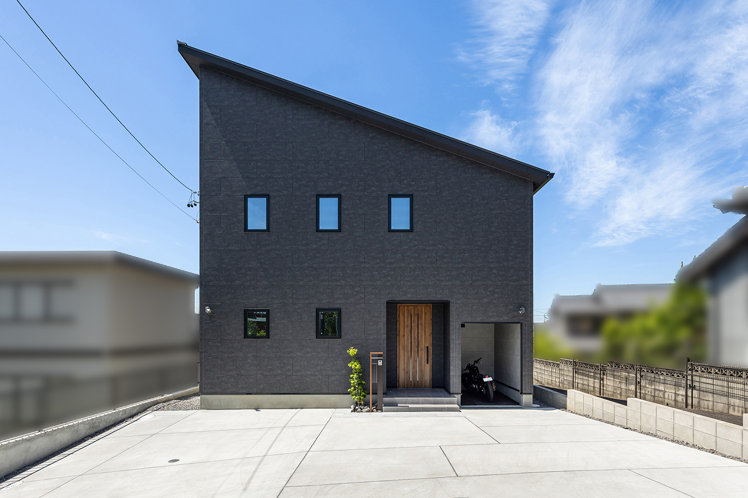 スタイリッシュな片流れ屋根がカッコいい、バイク用ガレージのある家 | 施工事例 | 注文住宅のワンダーホーム