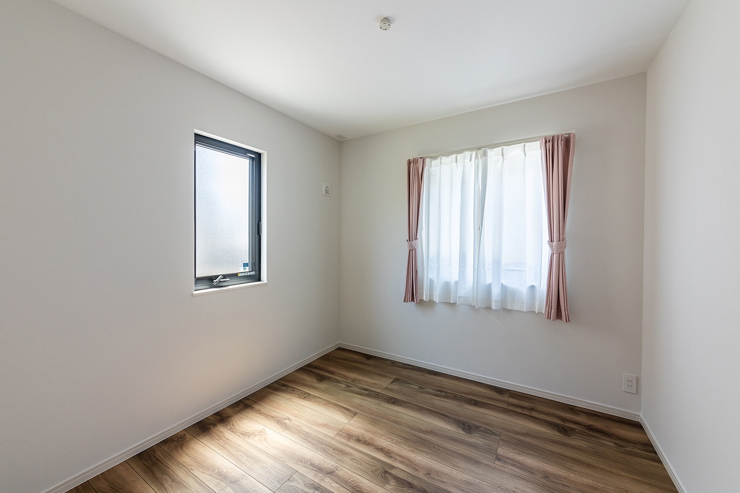 洋室は真っ白なクロスと木目の床でナチュラルな印象に。<br />
窓から自然光の降りそそぐ、居心地の良い空間に仕上がりました。