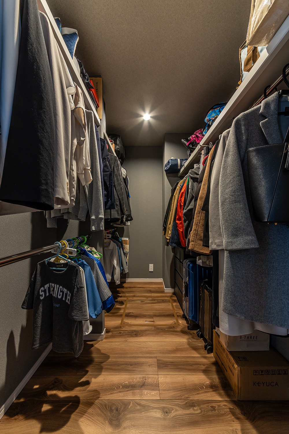 約3帖のファミリークローゼット。<br />
家族全員の衣類や鞄などをまとめて収納できる便利な空間です。