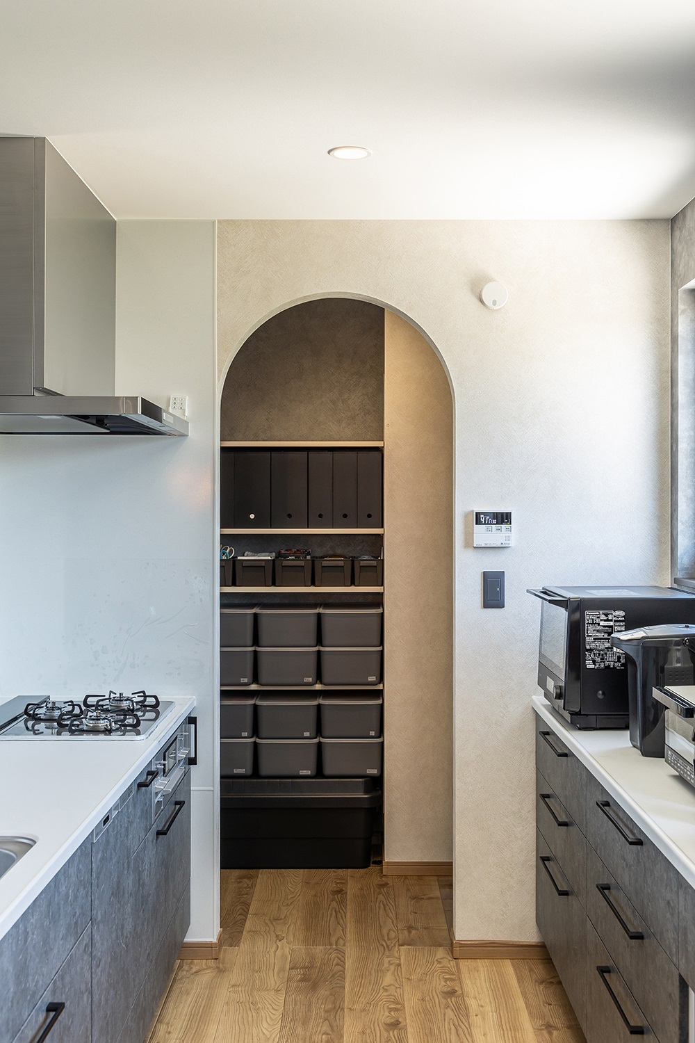 アーチ状の入り口がオシャレなパントリー。<br />
可動棚を設置し、スマートな収納を実現しました。