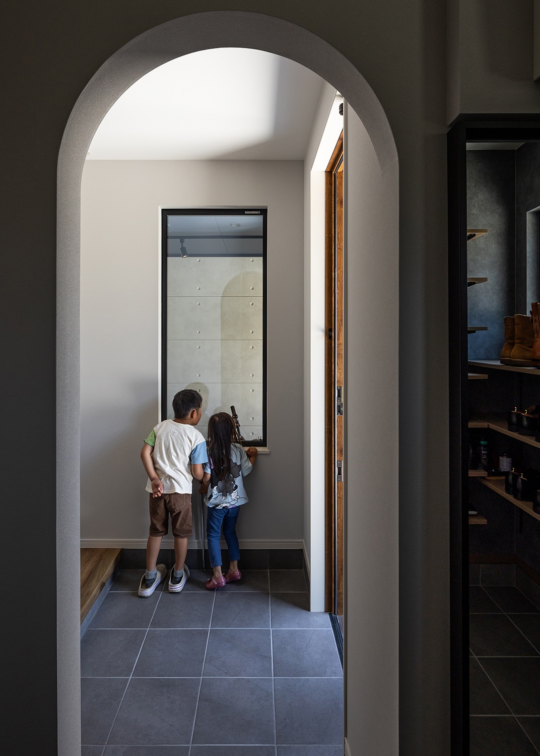 広々とした土間収納は可動棚を設置し、収納力抜群の空間に仕上げました。<br />
アーチ状の入り口がとてもオシャレです。