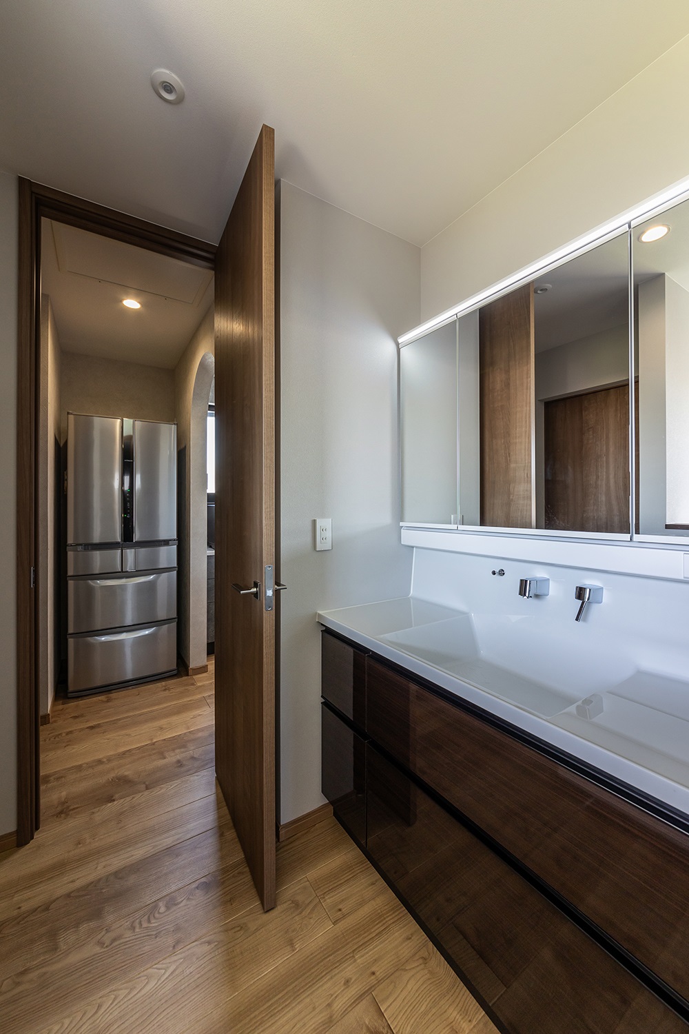 2階のホールに設置した洗面スペース。<br />
横幅1200㎜のワイドな洗面台で、朝の身支度もスムーズに。