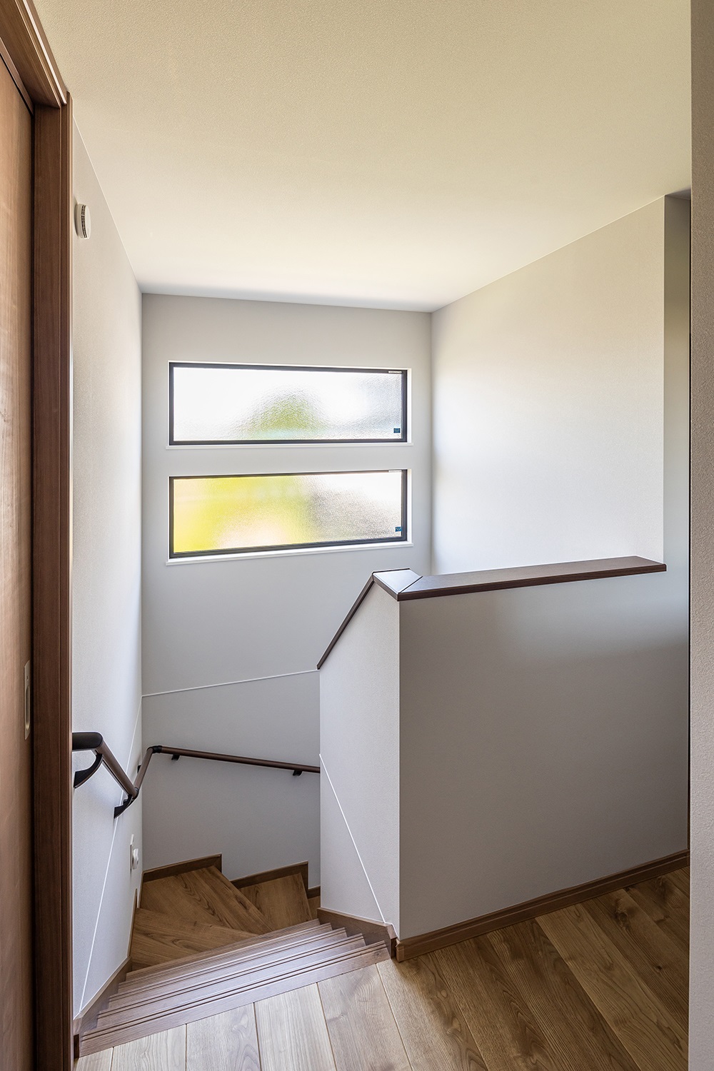 階段には横長のFIX窓を2つ、上下に配置しました。<br />
光を効率的に取り込み、空間に開放感を与えてくれます。