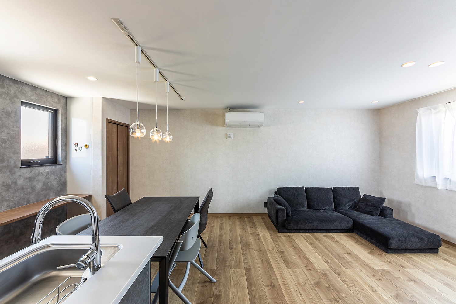 明るく開放感のあるLDK。<br />
LDKを2階に配置することで、ライフスタイルに合わせた空間に仕上がりました。