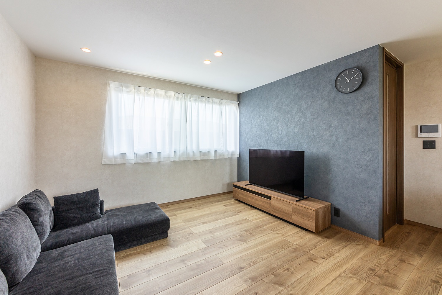 優しい光が差し込むナチュラルテイストなリビング。<br />
ダークグレーのアクセントクロスを取り入れ、大人っぽいオシャレさをプラスしました。