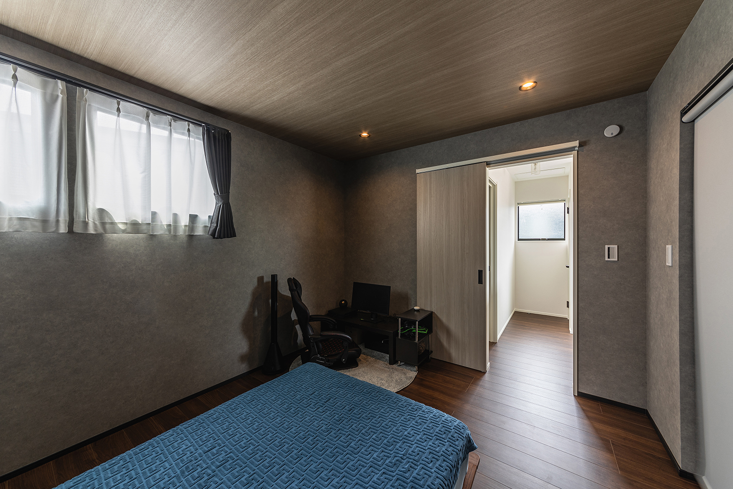 木目調の天井がクールな寝室。<br />
寝室内にはウォークインクローゼットを設置し、衣類をすっきりと収納し、いつでも美しい空間を保つことができます。