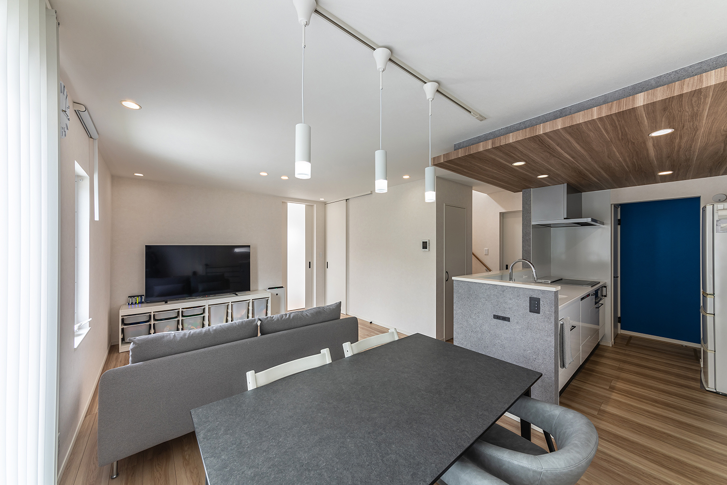 キッチンと横並びに配置されたダイニングは、配膳がしやすい効率的な動線を実現。<br />
ペンダントライトとシックなダイニングテーブルの組み合わせが、洗練されたダイニングを演出します。