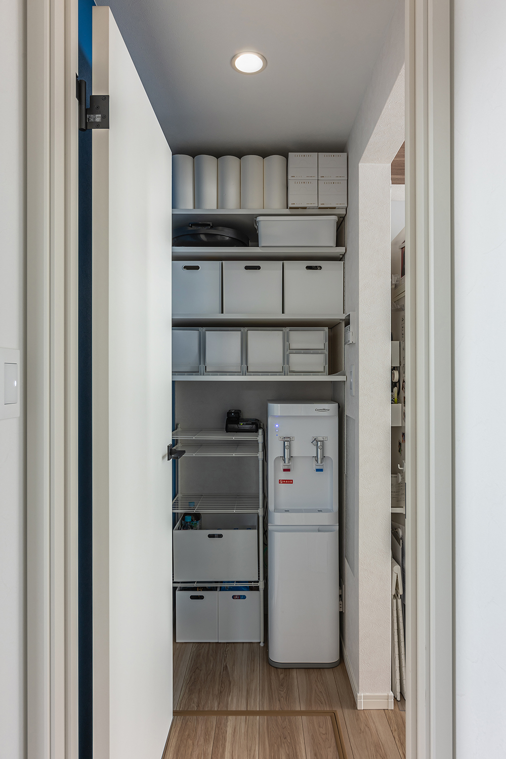 青色のアクセントクロスが特徴的なキッチン横のパントリーには、可動棚を設けました。<br />
収納したい物の高さに合わせて棚の位置を自由に調整できるため、デッドスペースなくたっぷり収納できます。