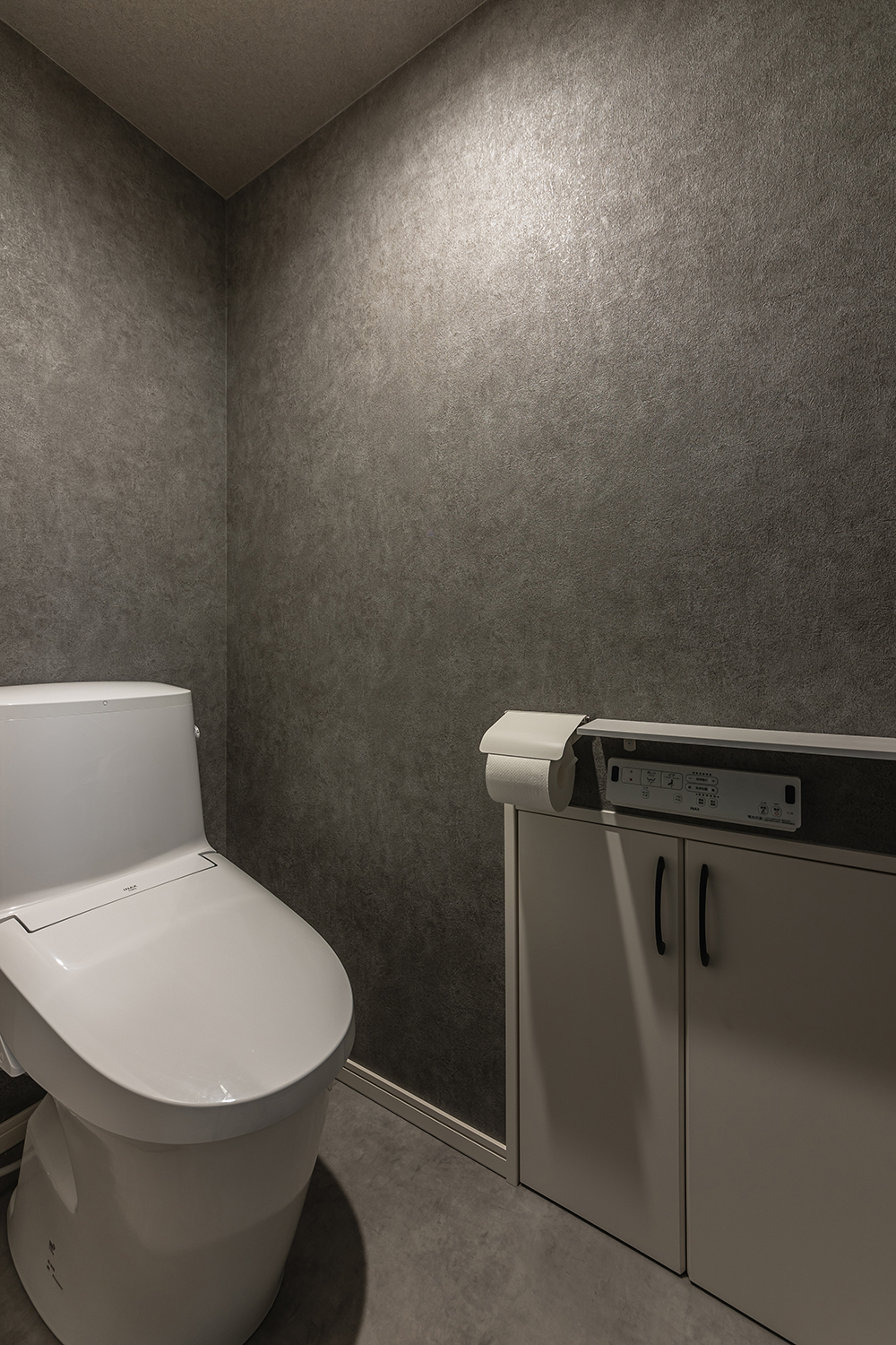 落ち着いた雰囲気のトイレには、階段下収納を設けました。<br />
トイレ用品をスマートに収納できる高い機能性を実現しました。