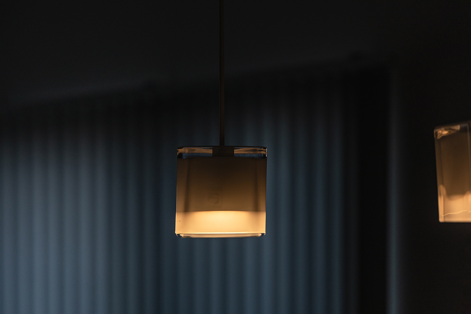 ダイニングは、優しい光を放つ照明が印象的。<br />
一色だけ違うダークグリーンの椅子がアクセントとなり、空間全体をスタイリッシュに引き締めます。