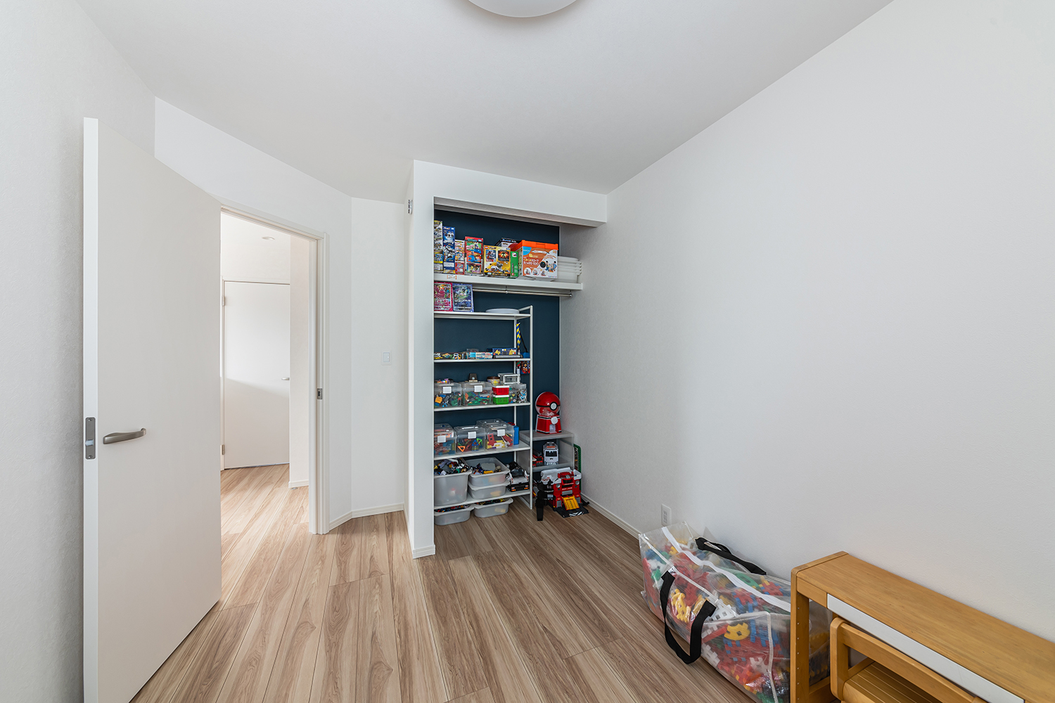 2つの洋室は、お子様たちのプライベート空間に。<br />
各部屋にクローゼットが備え付けられているため、自分だけの服や持ち物をすっきりと収納できます。