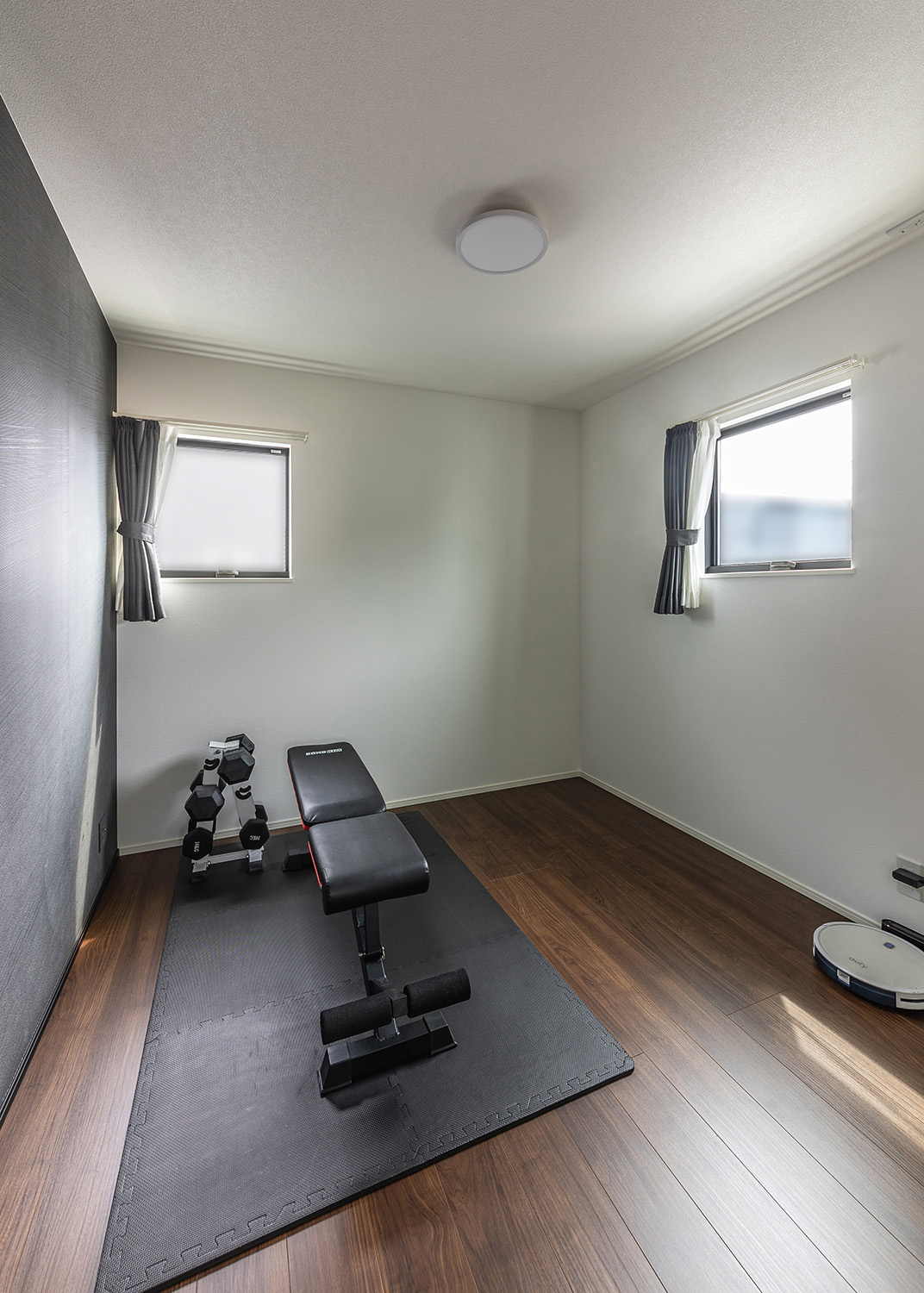 5.2帖の洋室は、トレーニングルームに。<br />
黒色のかっこいいアクセントクロスがよりスタイリッシュなお部屋に変身させます。