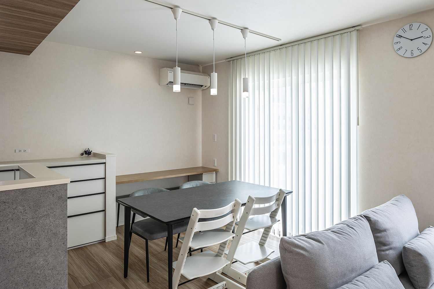 家族の絆を深めるLDKは、洗練されたグレーのインテリアに、優しい木目調の床と折り下げ天井が、心地よいナチュラルな空間に仕上げます。