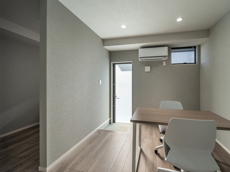 約7帖の広々としたワークスペース。窓から差し込む柔らかな自然光が室内を優しく包み込み、デスクに向かう時間を穏やかなひとときへと変えてくれます。